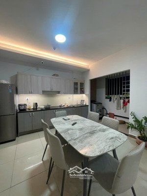 có sổ hồng ,cần bán căn hộ 67 m2 có 2 pn, nhà có nội thất giá 3ty350; lh 