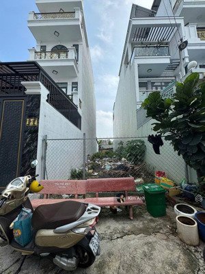 siêu hiếm, lô đất duy nhất ngay phạm văn đồng dt( 111m2 ) full thổ cư, đường xe hơi giá đầu 7.x tỷ