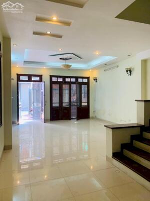 Cho thuê nhà nguyên căn mới ngõ 3 Nguyễn Hoàng. DT 80m x 5 tầng, mt 5m. Giá 25tr.