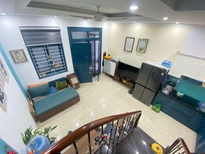 việt hưng - đức giang 33m2 -5 tầng -8.6tỷ - nhà dân xây -ngõ thông ô tô gần - full nội thất .