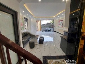 chính chủ em bán nhà bồ đề - cách đường oto tránh 15m. gần hồ siêu thoáng. dt:38m2,5 tầng,mt:4.5m