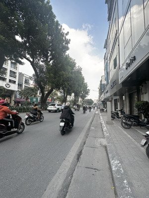 chỉ nhỉnh 23 tỷ có nhà 5 tầng mặt phố vip kim mã - ba đình, vỉa hè thênh thang, kd sầm uất