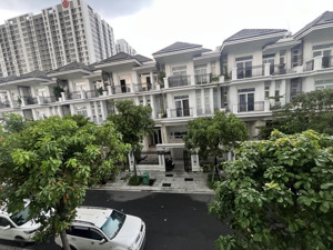 cho thuê biệt thự the peak garden villa
nhà mới 100% có thang máy, view hồ đẹp. q7 lh em