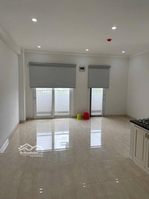 căn góc tầng 5 2pn+2wc có 2 máy lạnh, 2 máy nước nóng, 7.5tr/tháng