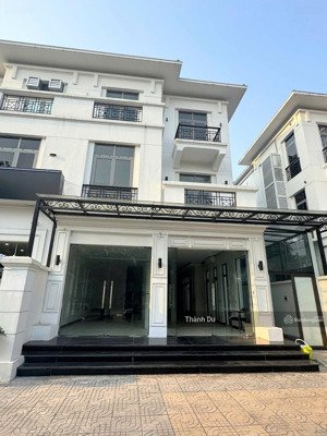 cho thuê shophouse vinhome riverside 181 m2- 3.5 tầng thang máy, mặt tiền 15m