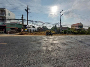 vợ chồng em mới cưới được gđ cho lô đất mặt tiền đường ql50 ngay chợ trạm, cần bán gấp giá 1tỷ300