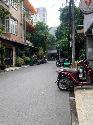 bán nhà đường trước nhà 10m trần thị trọng,tân bình ngang lớn 8x17m, giá 12,5 tỷ chỉ nhỉnh 100tr/m2