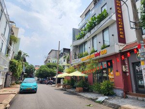 bán nhà đường d2 ,nguyễn gia trí ,phường 25,bình thạnh,dt 8x20 góc 2 mặt tiền