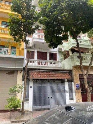 cho thuê nhà tại lạc long quân-xuân la 80m2 x 5t phòng khép kín có sân để xe giá 25tr lh 