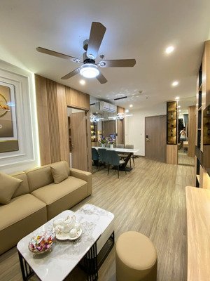 chính chủ cần tiền bán gấp 2pn 64m2 toà tc1 tầng 2211 vinhomes smart city. giá: 5.8 tỷ bao phí