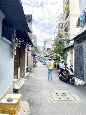 sát công viên làng hoa, dt 12 triệu/tháng, 43m2 chỉ 4,5 tỷ tl