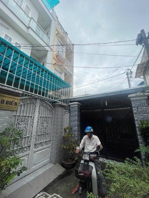 hiếm! nhà 3 tầng sân rộng, hẻm 3 m - gần hxh huỳnh tấn phát - lý phục man - nhà thi đấu đa năng q7