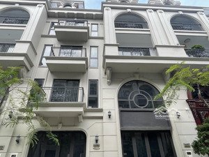 chuyển nhượng căn 75m2 hướng nam trục đường thông dãy anh đào, thuộc căn ban công vòm bề thế.