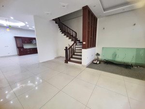 chính chủ cho thuê nhà mặt phố 82m2x 3 tầng rộng rãi, phong thủy tốt phố lâm hạ 30 triệu:0916393862