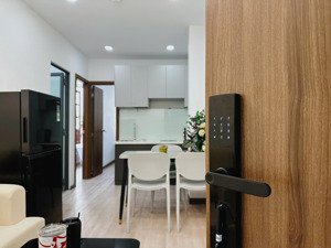 căn hộ 2 phòng ngủ mới, full nội thất, thang máy, giặt riêng. ngay ngã tư hàng xanh.