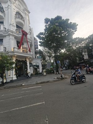 gấp nhà mt hẻm xe hơi 7 chỗ ngay đường số 2 tân quy ngang 6.8m dt: 125m2 tiện xd chdv chỉ 15.5 tỷ