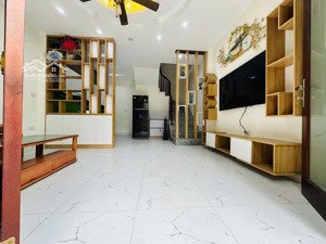 nhả dân xây vô cùng chắc chắn, nhà đẹp về ở luôn, full nội thất.