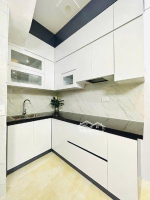 bán nhà giải phóng - giáp bát - 25m 3 tầng - vài bước chân ra ô tô - 30m ra mặt đường - nhỉnh 6 tỷ