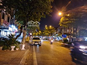 bán tòa nhà hỗn hợp mặt phố trần thái tông siêu vip, 220m 10 tầng khai thác đa dạng