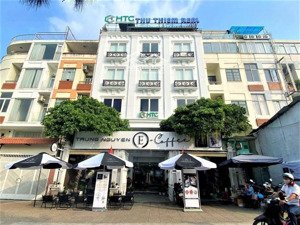 khách sạn ngay nguyễn gia trí - q. bình thạnh. dt: 9x25m, kết cấu 7 tầng. hđt: 200tr/th. giá 51 tỷ