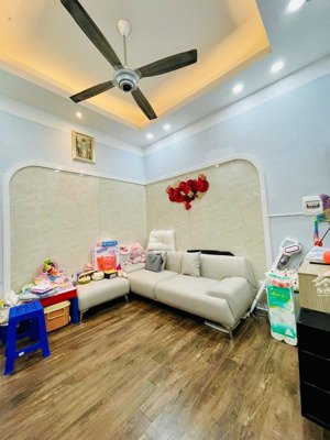 bác tín nay tuổi cao, muốn chuyển về ở cùng con cháu để tiện chăm sóc nên cần thanh khoản lại căn n