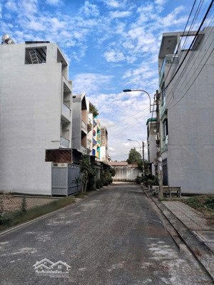 nóng bỏng tay - lò lu 30m sắp xong -5.8 tỷ nhà 3 tầng 52m- hẻm xe hơi -sát mặt tiền.