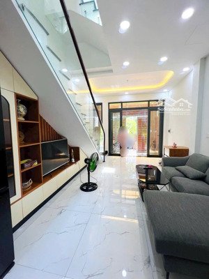 kẹt tiền bán giá tốt - hạ 400triệu bán gấp nhà 1trệt 2lầu, cạnh vin q9, tặng full nội thất xịn