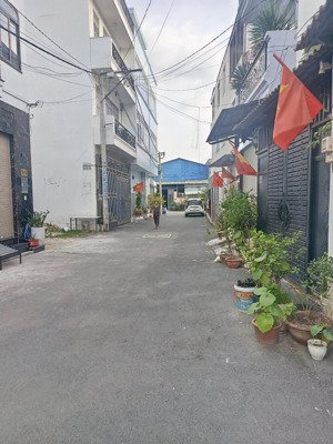 cần bán nhà sổ hồng riêng thạnh xuân 22.xe hơi đậu cửa