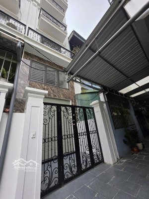 nhà 6 tầng ,thang máy 54m2 siêu vip phúc lợi, long biên gần công viên sát trường quốc tế