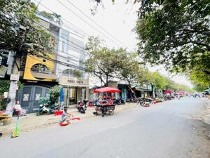 Giá 5.6 tỷ. Bán nhà 3 lầu mặt tiền Nguyễn Thị Tồn ngay chợ Pouchen- 4,2x18m. Sổ hoàn công.