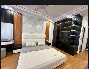 (4)ngõ ô tô hoàng cầu 7 tầng thang máy, 2 mặt thoáng,phù hợp ở gia đình lớn hoặc khai thác cho thuê