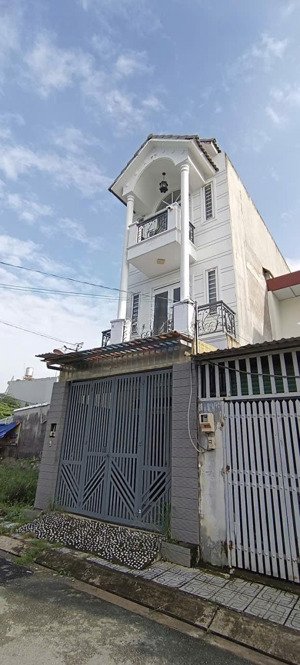 chủ cần tiền bán gấp nhà 1/ đường bưng ông thoàn vô 60m. giá ngộp