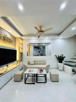 siêu phẩm nhà đẹp phố thái thinh, ngõ nông 15m ra phố di chuyển thuận tiện, nhà 2 thoáng ở sướ