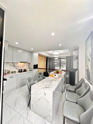 vài bước chân ra hồ tây - vị trí cực hiếm nhà bán - ngõ thông - thang máy - gần ô tô