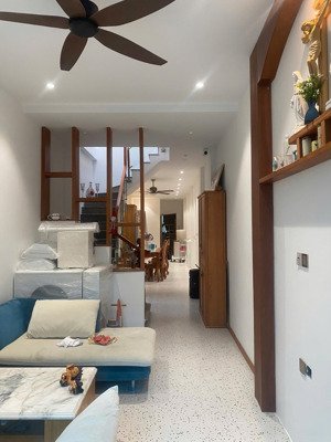 nhà đẹp hẻm xe hơi 81.3m2 ngay khu phan xích long phú nhuận nội thất gỗ cao cấp.