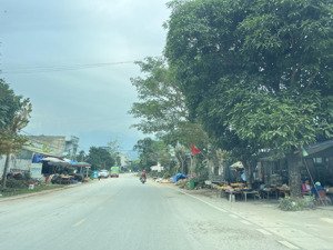 đất thị trấn mai hạ -mai châu ,xuất hiện lô đẹp dt : 2700m2, 420m tc ,mặt tiền 30m, bám bê tông .