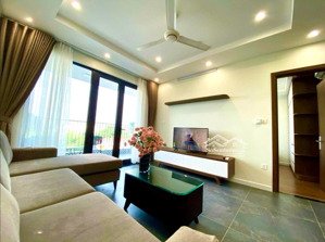 bán tòa nhà 7 tầng thang máy mặt phố nghi tàm dòng tiền 5.000 usd/tháng ô tô tránh