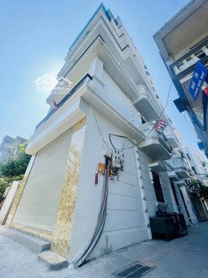 nhà đẹp long biên- một mặt phố một
mặt ngõ oto - lô góc- thang máy-viềw hô- oto trong nhà