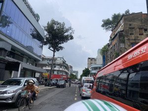 toà nhà văn phòng 8 tầng có hầm, bề ngang 8m, trần hưng đạo q5, dt 148m2 vip office chỉ 78 tỷ