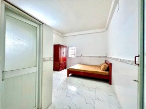 phòng 25m2 đầy đủ tiện nghi, thoáng mát, sạch sẽ, 1 phòng ngủ đường độc lập