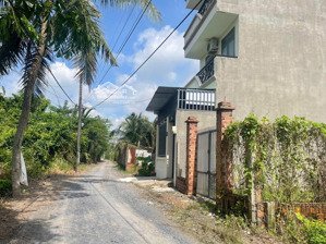 bán lô đất diện tích 550m2 có 419m2 thổ cư ngang đến 15m. ngay chợ long phước giá 13,3 tỷ