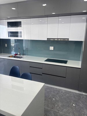 tôi kẹt tiền bán gấp penhouse thông tầng 34vs35 dt 90m2. giá 3.9 tỷ full nội thất. miễn tiếp cò