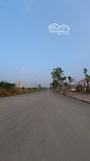 đất 90m khu đấu giá ngọc thuỵ ít người bán. vỉa hè đá bóng. trước nhà 3 ô tô tránh nhau.