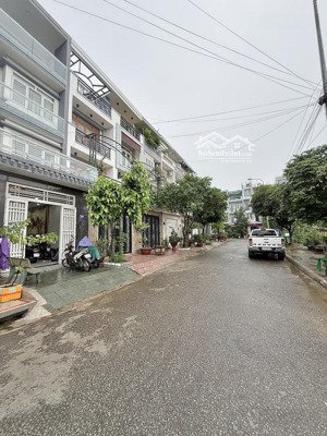 bán nhà 4 tầng 7 phòng khép kín lê văn việt thu nhập 25tr/tháng