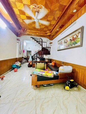 bán nhà nguyễn khang,cầu giấy 40m2x5t, mt 4m giá 11.5tỷ vị trí đẹp 20m ra mặt phố ôtô tránh full nt