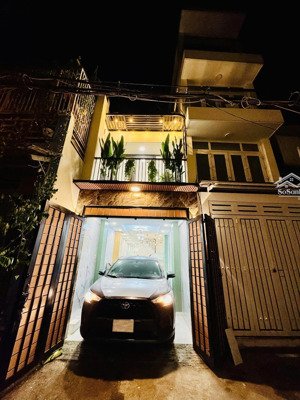 xe hơi trong nhà, nơ trang long, 2tầng,3pn,gần bệnh viện, cty, quán ăn, nhà có hẻm sau