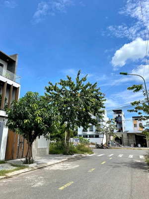 bán đất 2 mặt tiền hòa minh 25( bên hông là công viên), dt 108,5m2 giá 7.59 tỷ tl