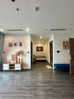 cc cần bán gấp căn ruby 1n+,tầng trung, view công viên gia lâm , full nội thất, có hỗ trợ vay hh