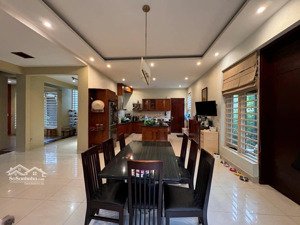 biệt thự sân vườn mặt phố tây hồ, chủ nhà hiền lành thân thiện