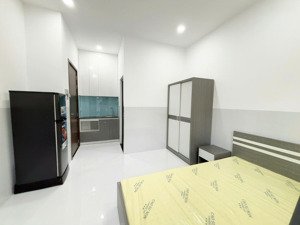 cho thuê căn hộ dịch vụ full nội thất ban công giá 4.5tr ở cát lái lh 